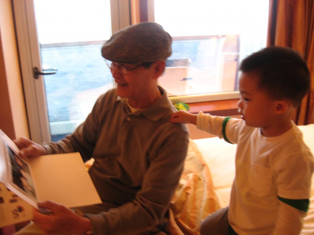 Lâu ngày gặp lại Nội và Chú Lâm, con vui lắm vì có người chơi chung.