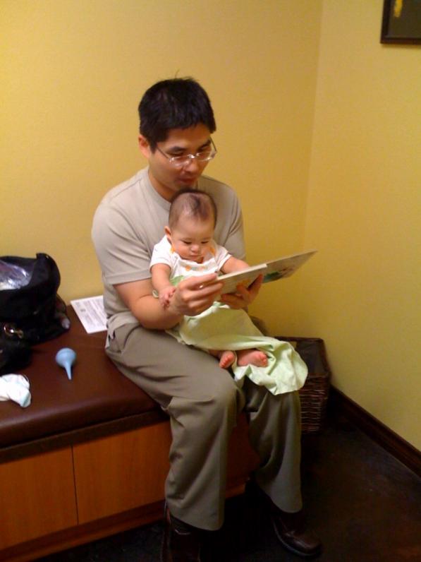 Con đọc sách với Ba, hình như là thích lắm vì khác với sách mình có ở nhà