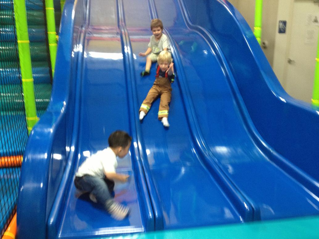 ..rồi chơi cầu tuột với Diego và Tyler.