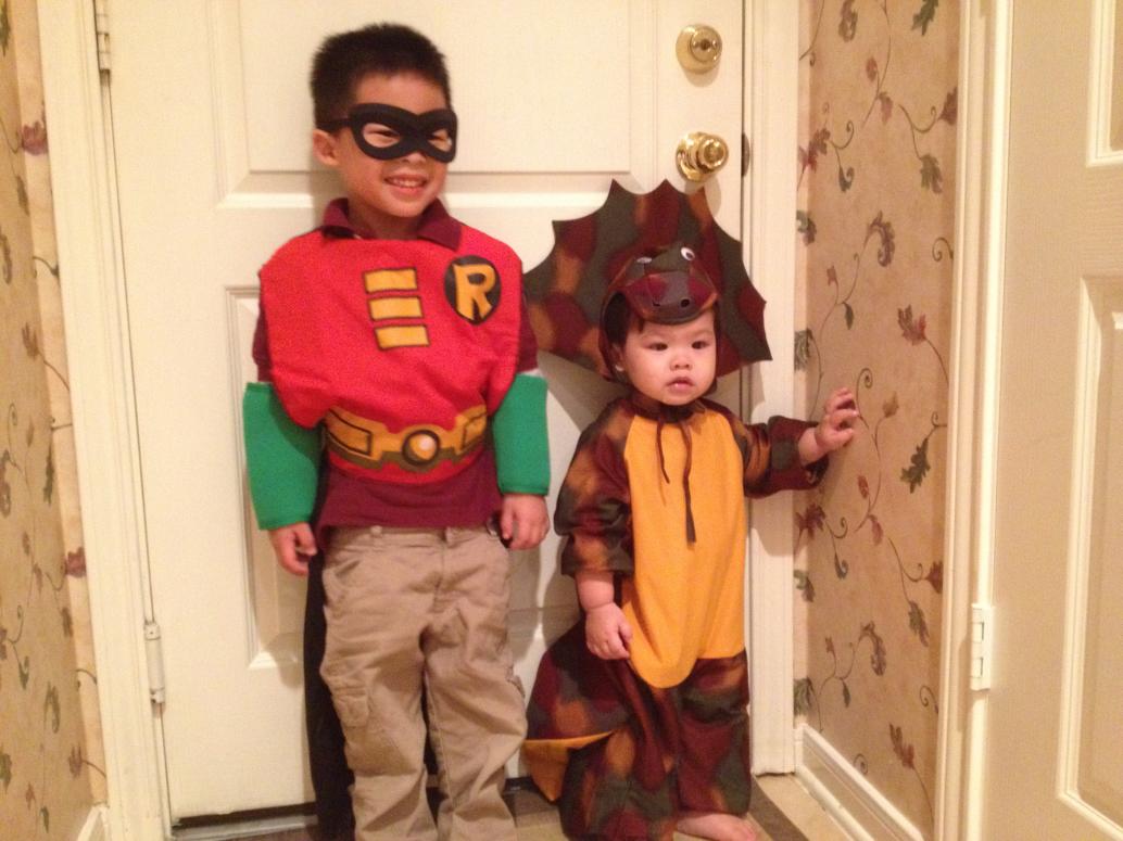 Cúc Cu làm Robin, Cúc Ky làm con khủng long, đồ của anh Hai để lại.