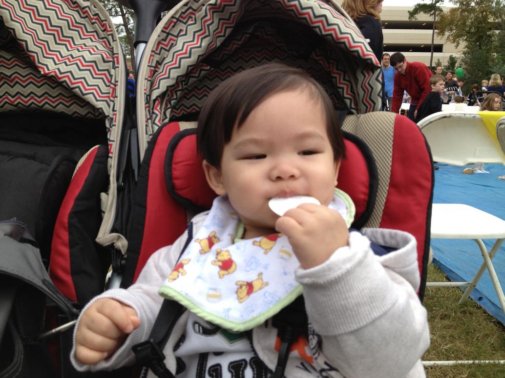 Em tiếp tục ngồi trong xe coi mọi người, giờ có bánh ăn là vui rồi.