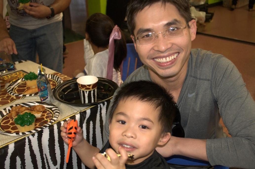 Hai cha con chụp cái này cho Mẹ và em thèm chơi.