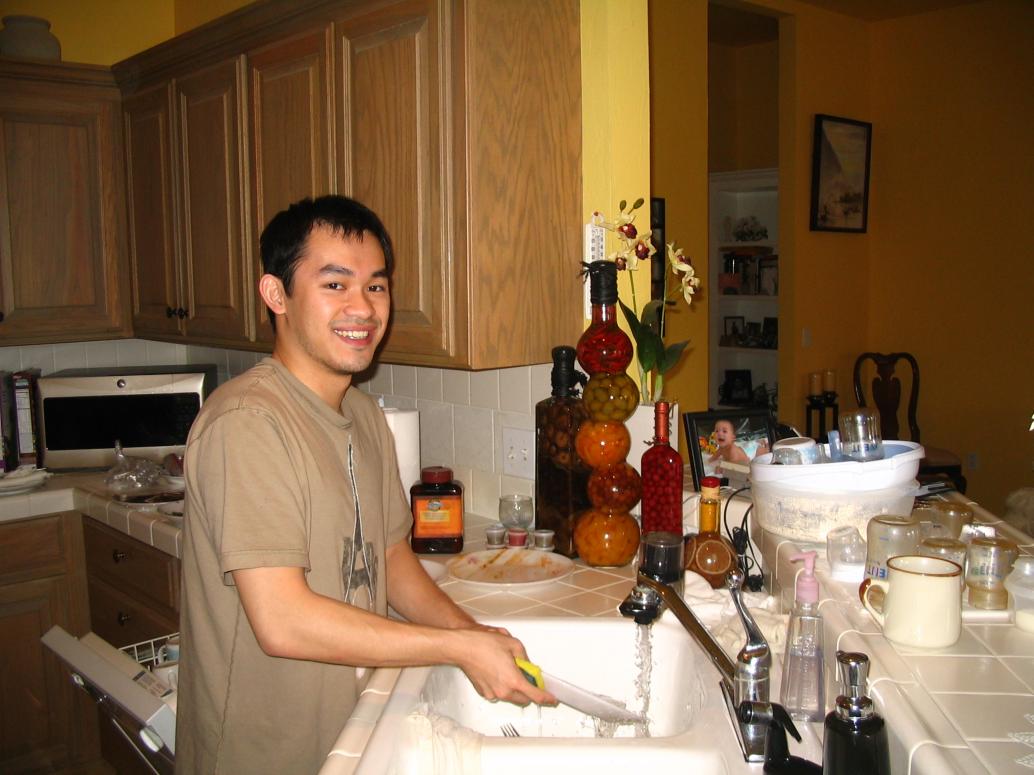 Chú Lâm dành rửa chén