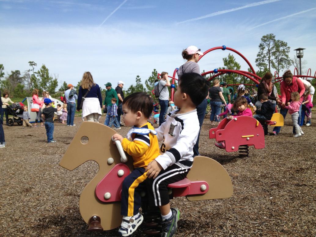 Anh Hai cũng nhào lên.