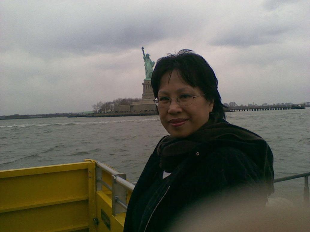 Bà Nội ra ngoài chút xíu chụp hình kỷ niệm.