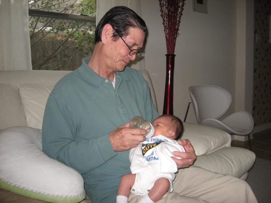 Hồi đó Nội run run cho con bú...