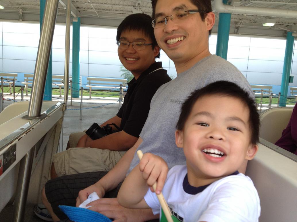 Ngày 9/16/2012 nhà mình đi NASA chơi.  Con thích thú ngồi trên xe lửa đi vòng quanh NASA.