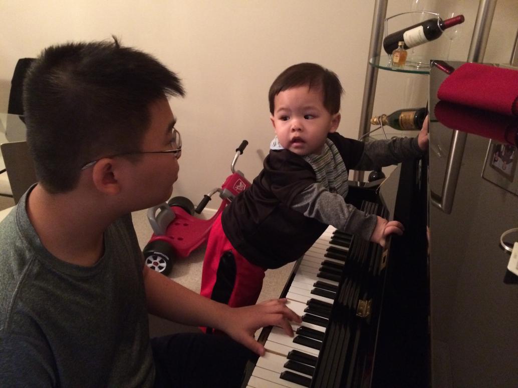 'phụ' anh Đăng đánh đàn mừng sinh nhật anh Hai.