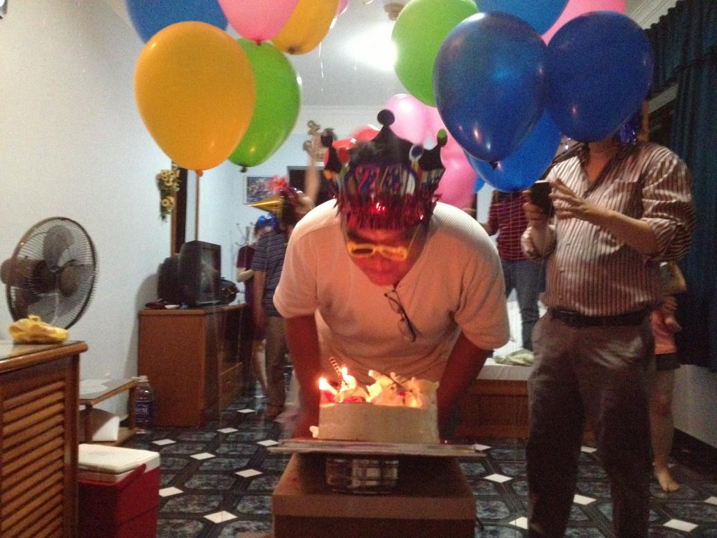 Mọi người tổ chức sinh nhật làm anh Chu bất ngờ quá xá.