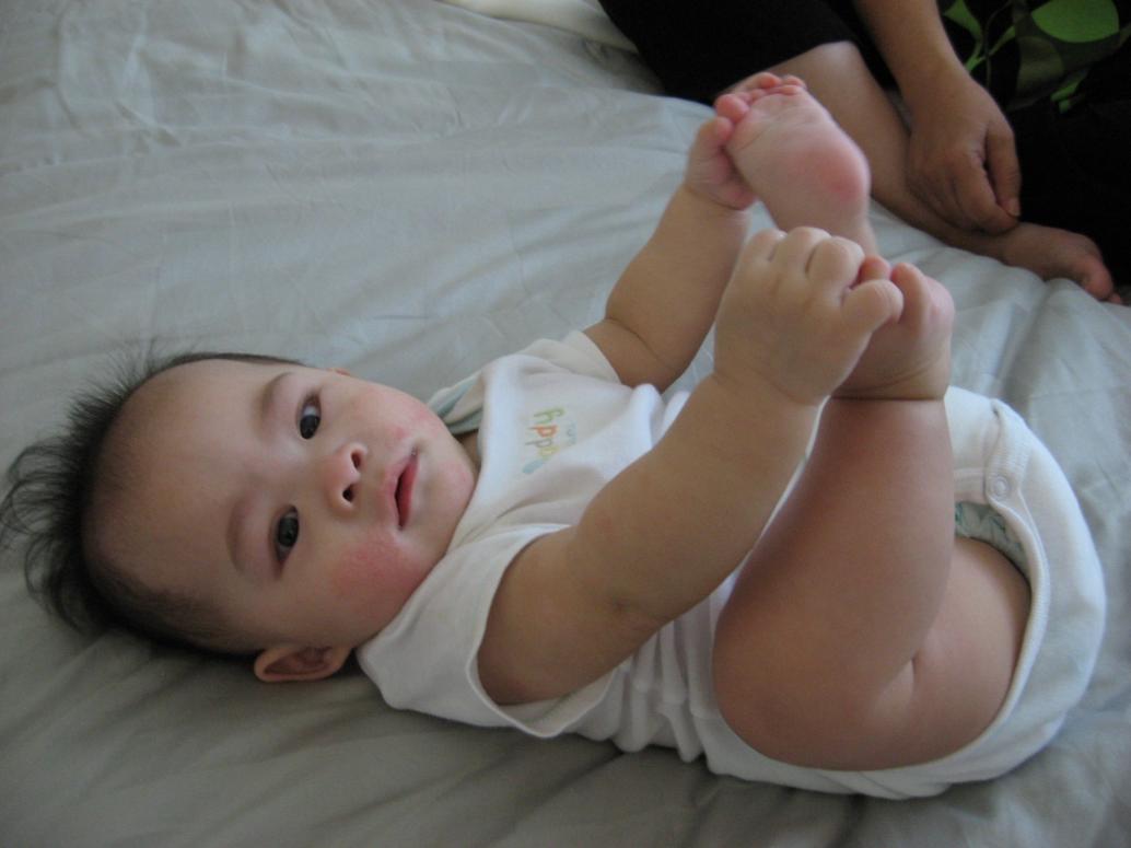 Hai tay con cầm hai chân luôn rồi nè