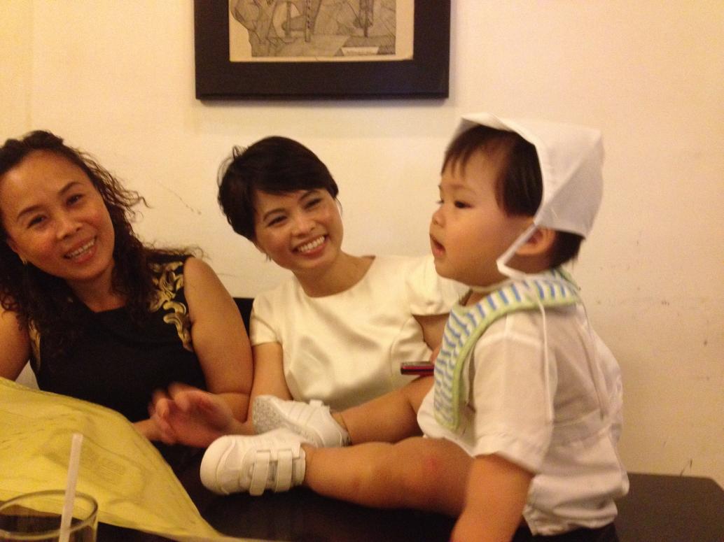 Mẹ cũng quên đội nón cho em trong nhà thờ, hihi.