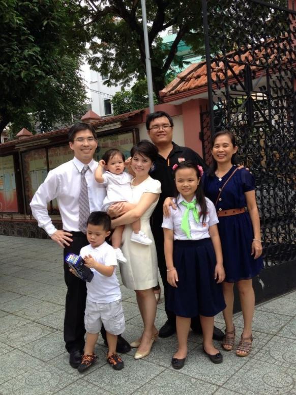 Chụp hình kỷ niệm với gia đình Má Hai.