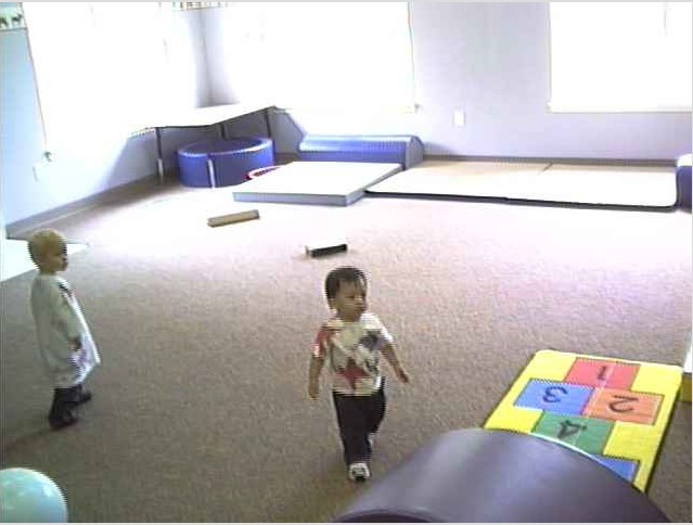 Hôm nay thì nhuộm áo. Áo này màu trắng, con để màu vô.