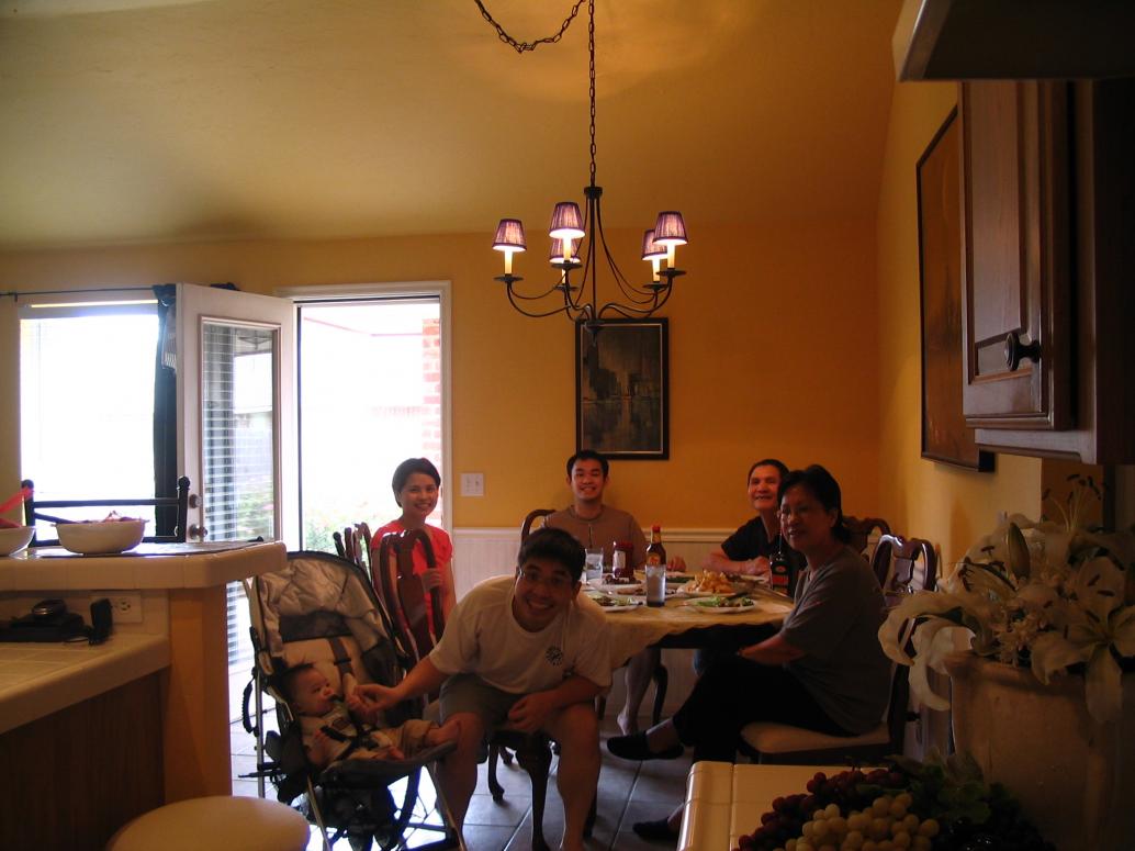 Bỏ con vô xe để cả nhà rảnh mà ăn cơm