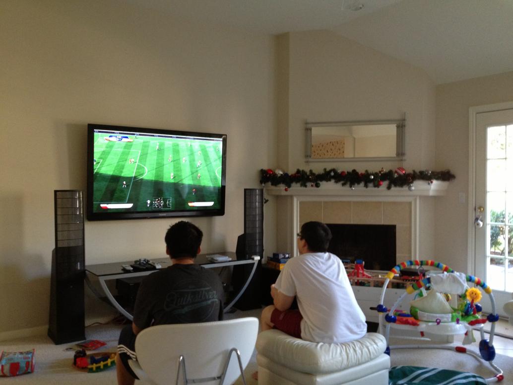 Và cuối cùng là màn Chú Viên rủ Đăng chơi đá banh. Hihi đừng nói Má Tư biết nha.