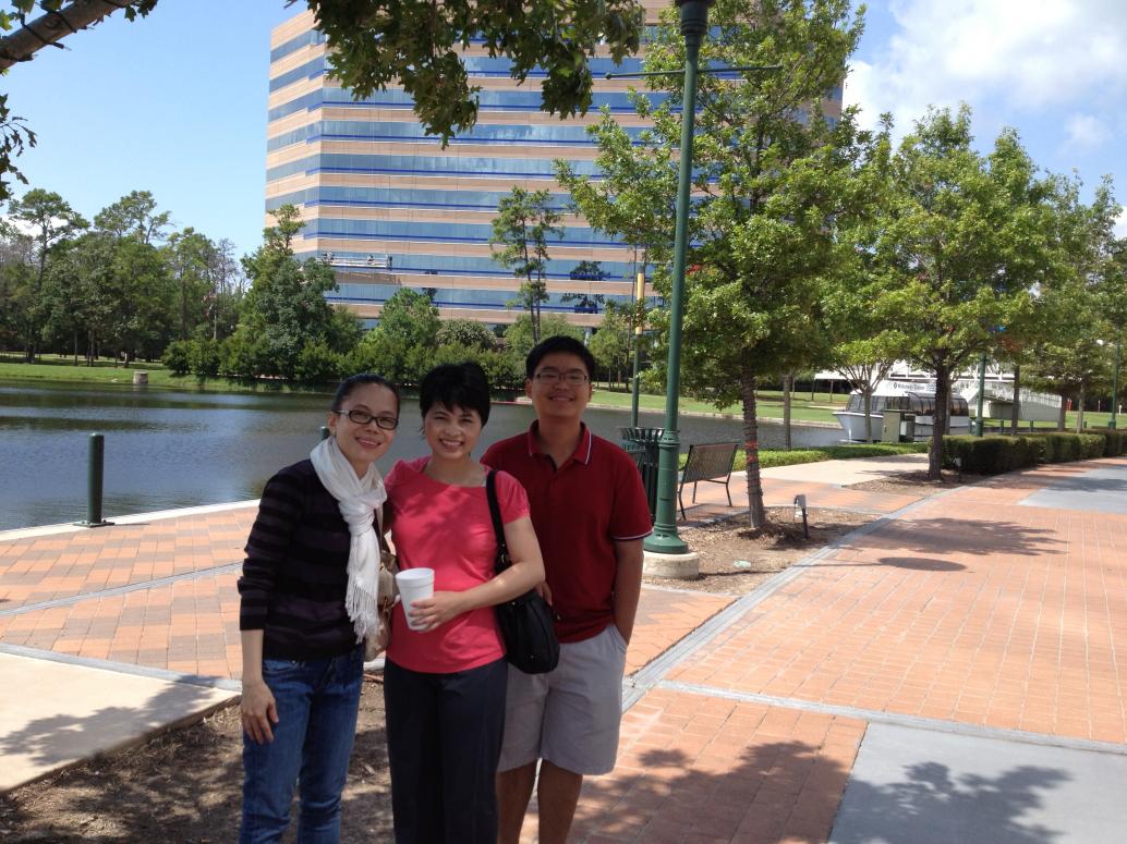 Ngày 8/3/2012 Má Tư và anh Đăng đi tham quan công ty Ba Mẹ làm.