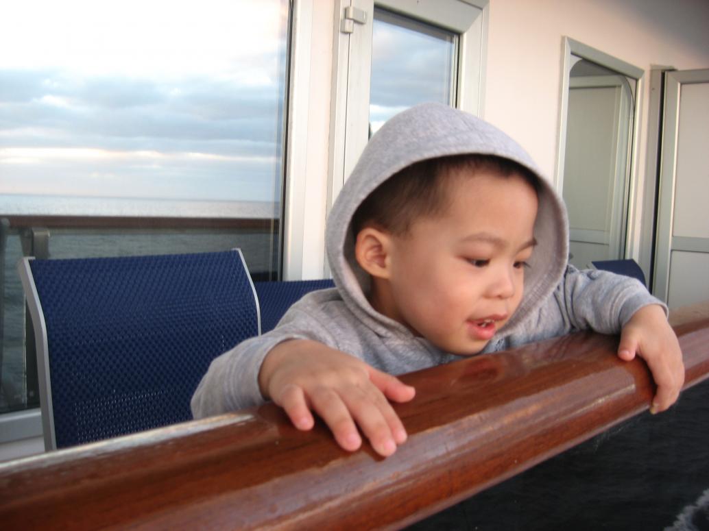 Có tàu nhỏ chạy theo tàu mình nè Ba ơi...