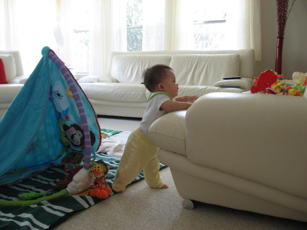 ...và vịn ghế đứng lên...