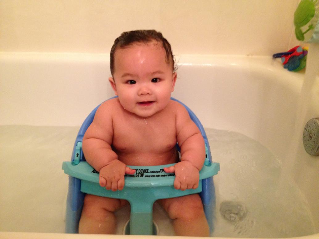 Lần đầu tiên ngồi trong cái ghế này để tắm, con vui lắm.