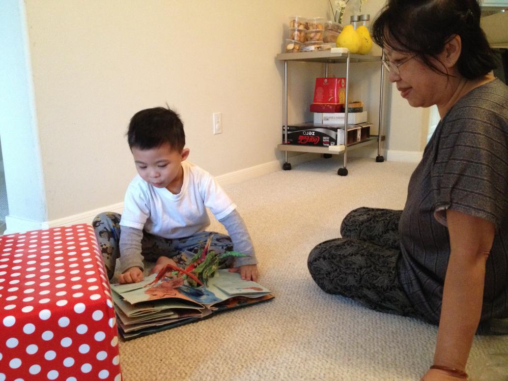 Cuốn sách mở ra có hình đứng lên của Chú Lâm cho.