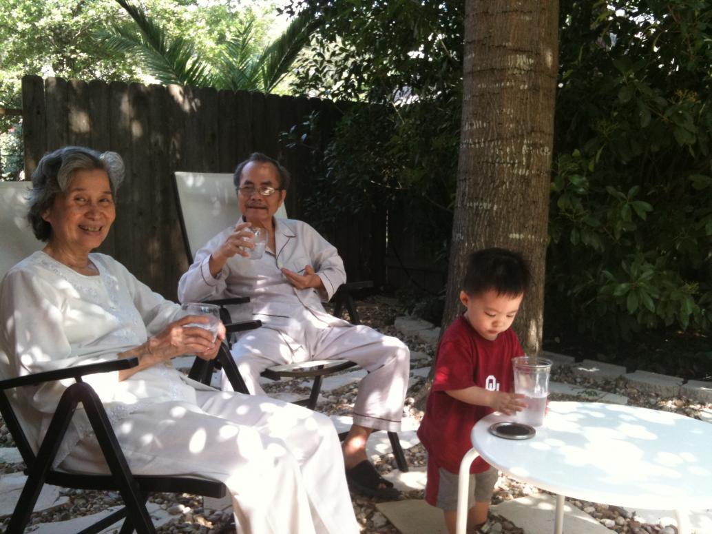 Ngoại thích ra vườn, con cũng đi theo.