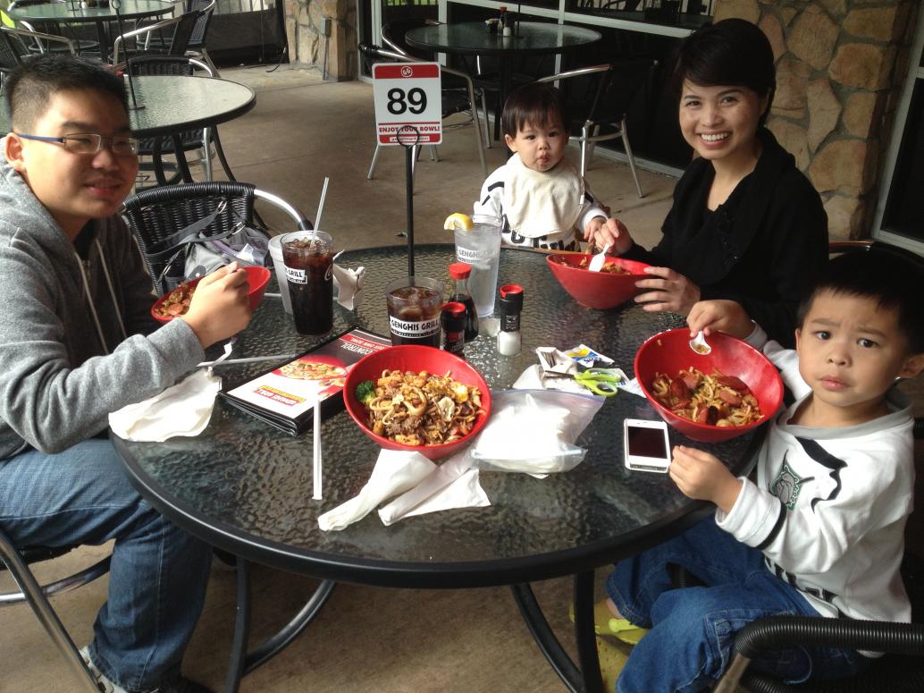 Trưa ăn ở Genghis Grill.  Tiệm này đứa nào cũng ưa.