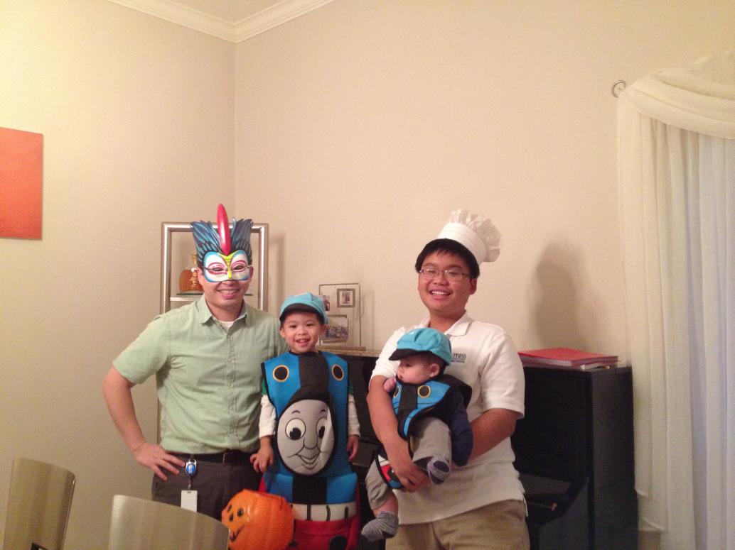 Ba đeo mặt nạ của Circus du Soleil. Năm nay con rành rồi nên thích đi lắm.