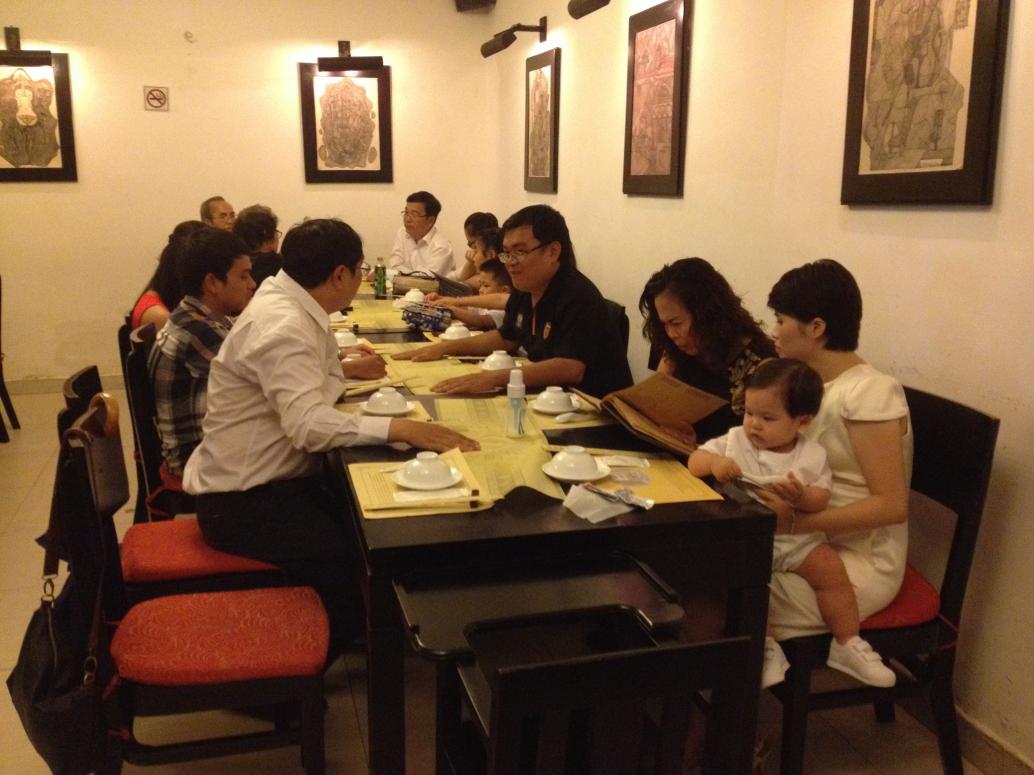 Cả nhà đi ăn cơm niêu.  Bác Hoàng anh Nhi phải chạy mua sữa vì Ba Mẹ quên đem theo.