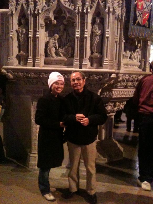 Ông Ngoại ngắm nhìn những kiến trúc cổ xưa và muốn coi mấy bức tượng gần nhà thờ nữa nhưng xe phải đi chỗ khác rồi.