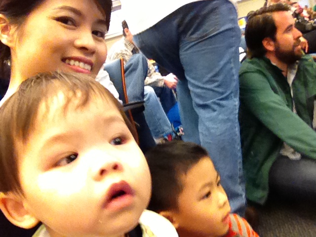 Ngày 12/14/2013 cả nhà đi tiệc Giáng Sinh ở công ty như mọi năm. Ngồi coi ca nhạc.