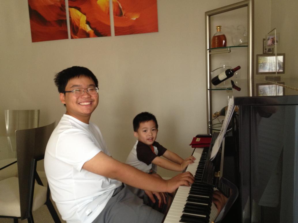 Anh Đăng đánh đàn thì nhào lên 'phụ'.