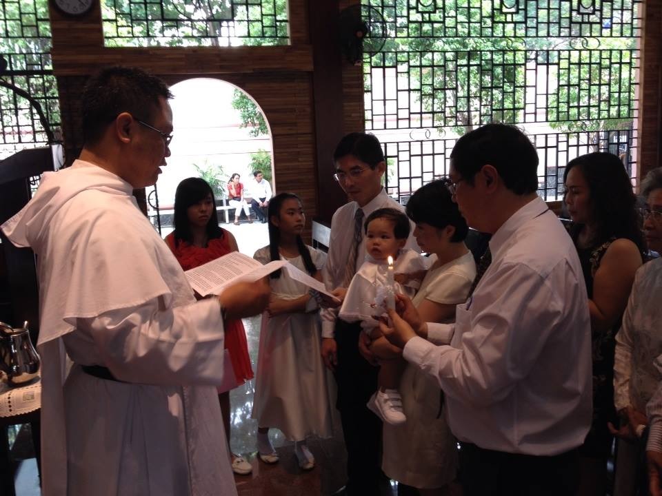 Mọi người vô nhà thờ làm lễ.  Cúc Ky tỉnh dậy dòm mọi thứ.