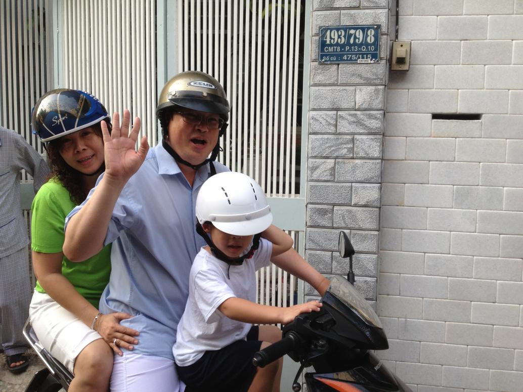 Cúc Cu còn được lên xe máy ngồi, đi với Má Ba, Bác Hoàng