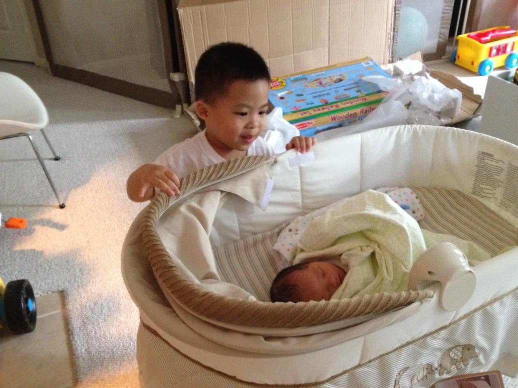 'Awww, he's cute, he's cute', Cúc Cu nói. Mẹ cho em bú, con nói 'why is he eating you?'