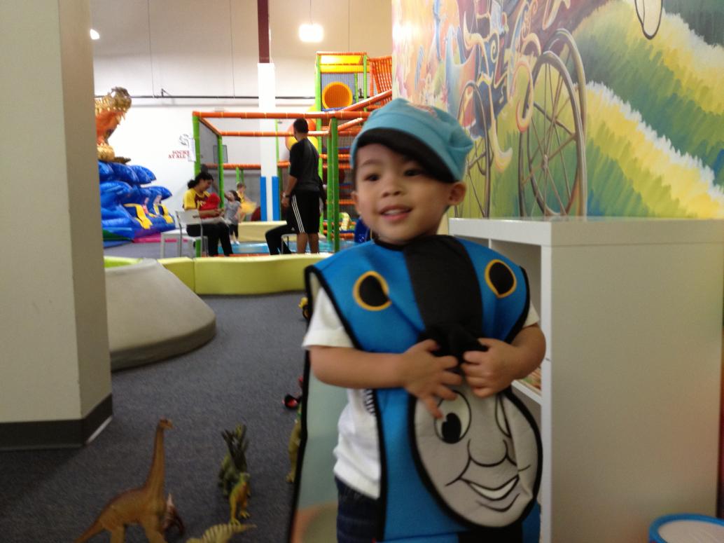 Ngày 10/20/2012 con đi ăn sinh nhật Marianna.  Vì sắp tới Haloween nên mọi người mặc đồ hóa trang.  Con làm Thomas the train.