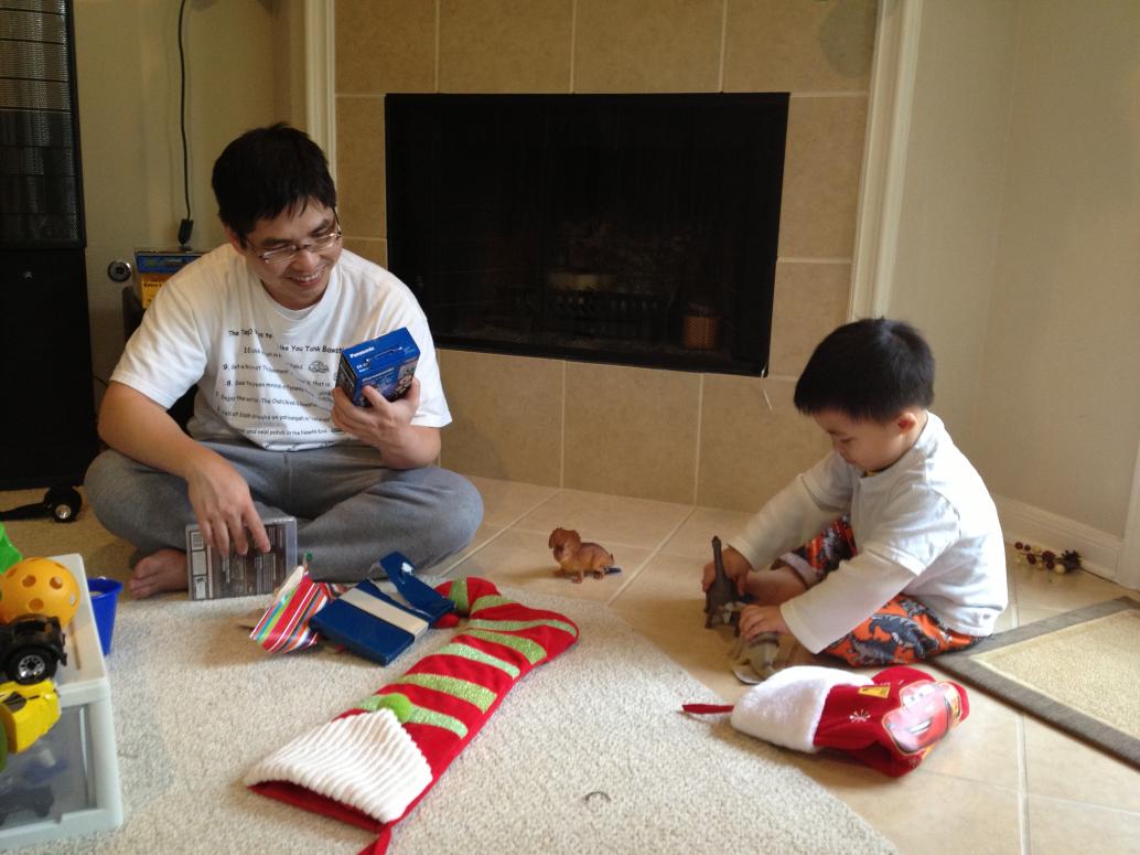 Con có thêm mấy con khủng long.  Mừng quá quay qua dòm lò sưởi rồi nói 'Thank you Santa!'