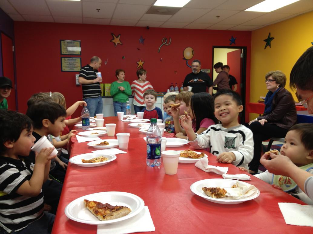 Anh Hai vừa ăn vừa nói liên tục.