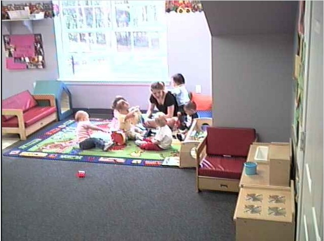 Cô đọc truyện cho nghe.  Con thì hay thích đứng vịn sau lưng cô.