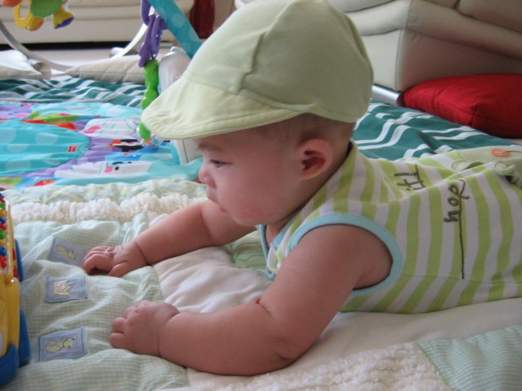 'Thời trang mùa hè của con. Để đồ chơi trước mặt con mới nhìn nghiêng, không thì cứ dòm máy hình va cười thôi.