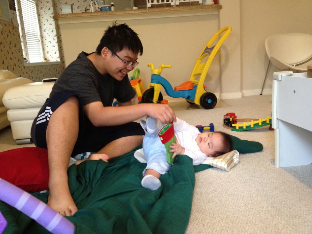 Em thì được mấy đồ chơi để ngậm ngậm, nhai nhai.