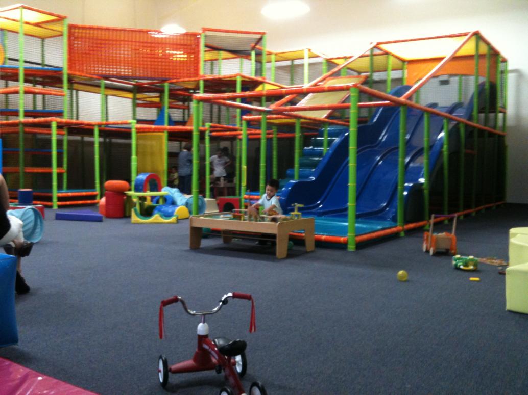 Con không thích chơi cầu tuột lắm.  Chơi đồ chơi vui hơn.