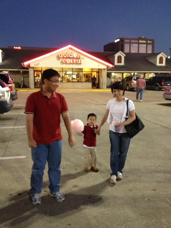 Con thì được đi ăn ở tiệm buffet Golden Corral.  Anh Đăng và con ăn quá chừng món ngon, đi về còn lấy thêm cây kẹo bông gòn.