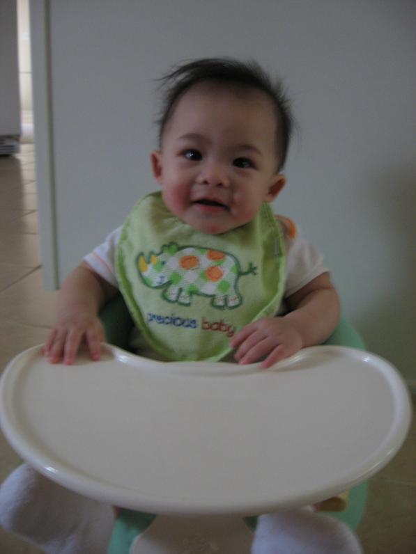 ...và cười cho Mẹ chụp hình kỷ niệm con biết ngồi ghế