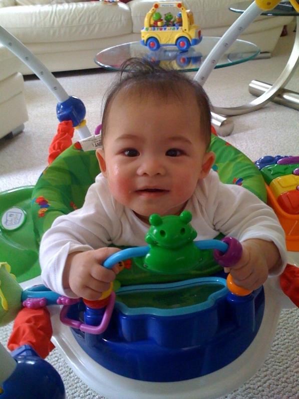 Có đồ chơi này thì Ba Mẹ yên tâm con không lăn vòng vòng khắp nhà