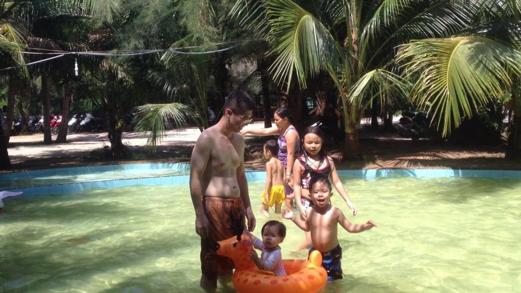 Lại thêm màn tắm hồ sau khi tắm biển. Hai đứa chơi tưng bừng.