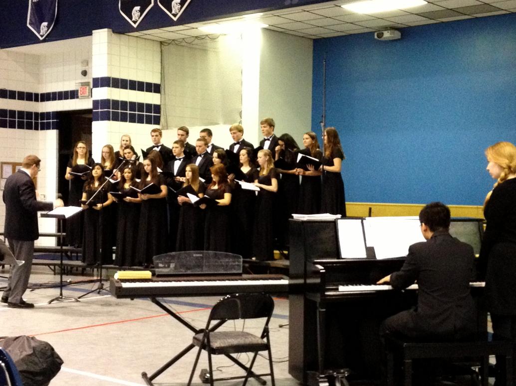 Anh Đăng biểu diễn ở trường ngày 12/9/2013.