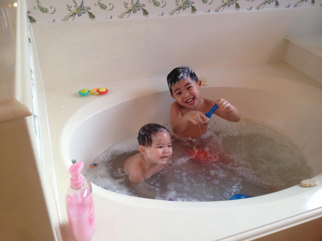 Em được vô tắm chung với Hai lần đầu tiên, ngày 2/172014..