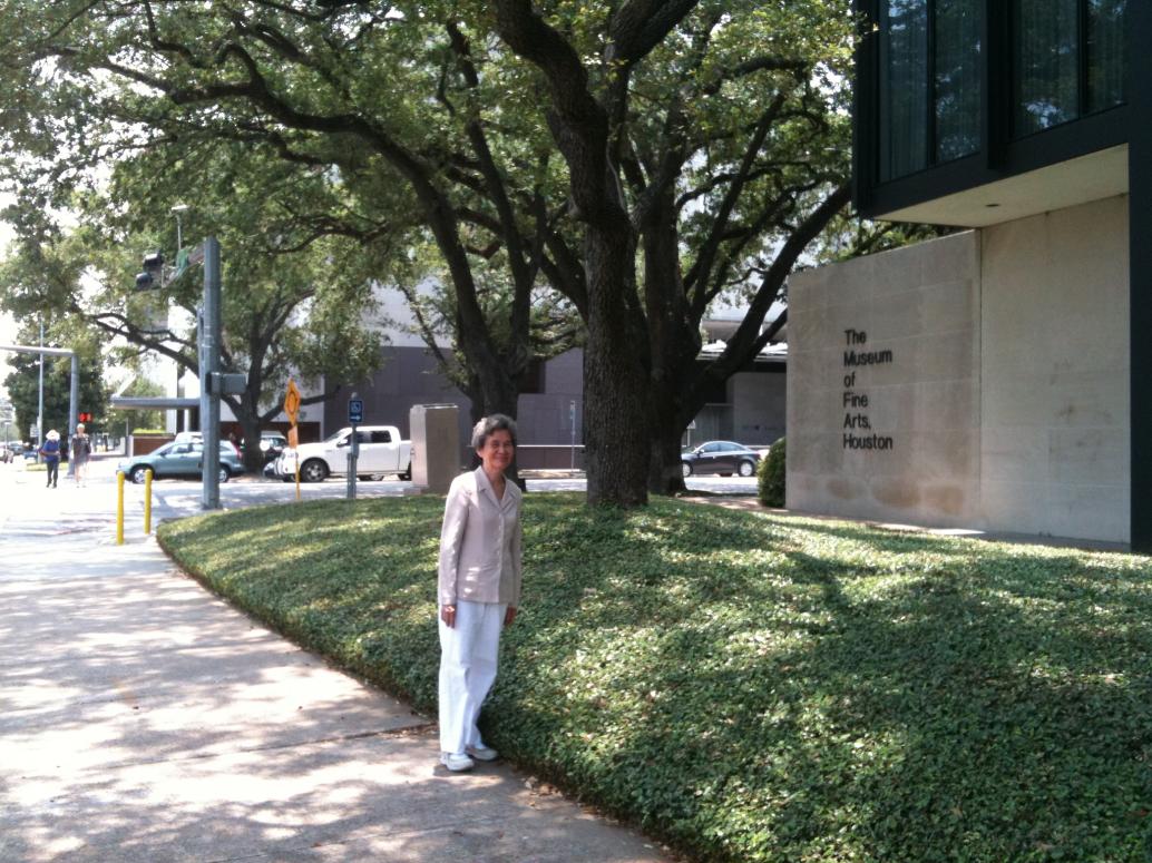 Ngày 6/5/2011, Ngoại đi thăm Bảo Tàng Nghệ Thuật thành phố Houston.