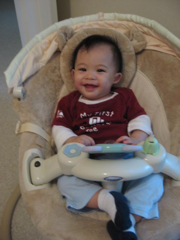 Trưa Ba Mẹ hay bỏ con vô đây rồi cho máy đung đưa ru con ngủ