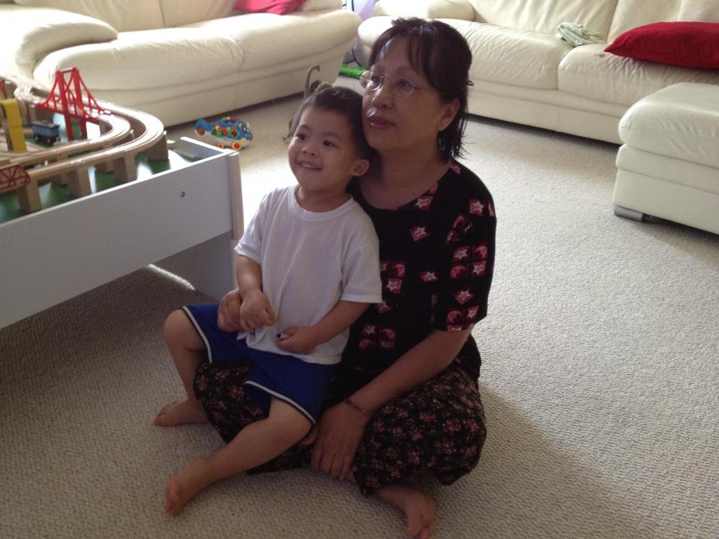 ...coi tv với Nội nữa.  Chà, ngồi sướng chưa...